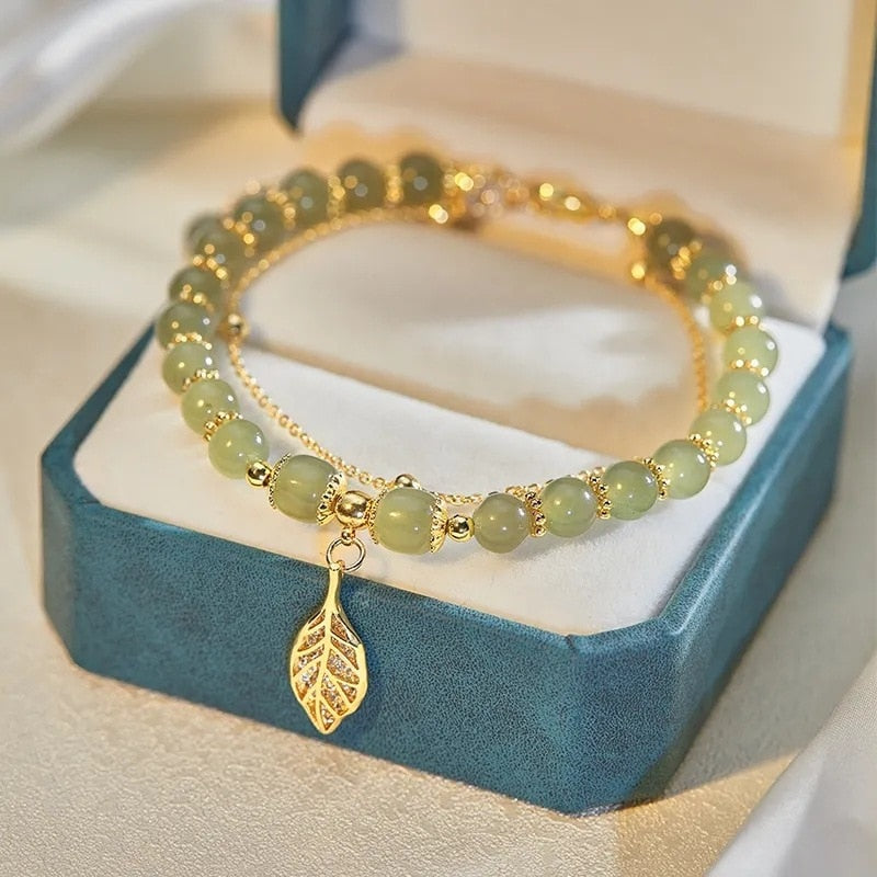 Bracelet en perles avec une feuille