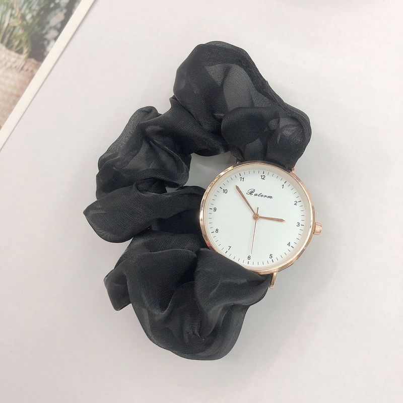 Montre pour dames avec un bracelet en chouchou