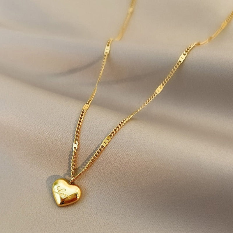Collier en or avec un pendentif en forme de cœur