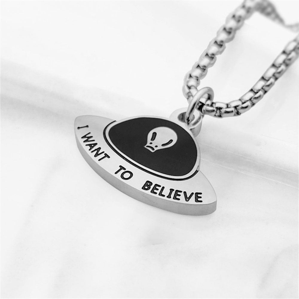 Collier avec un motif d'OVNI