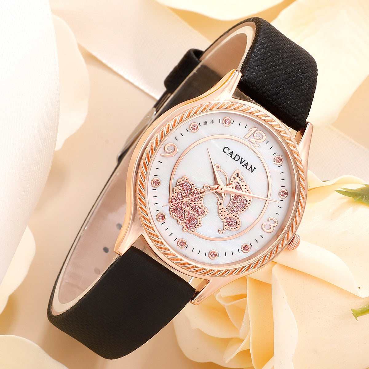 Montre pour femmes avec un motif de papillon