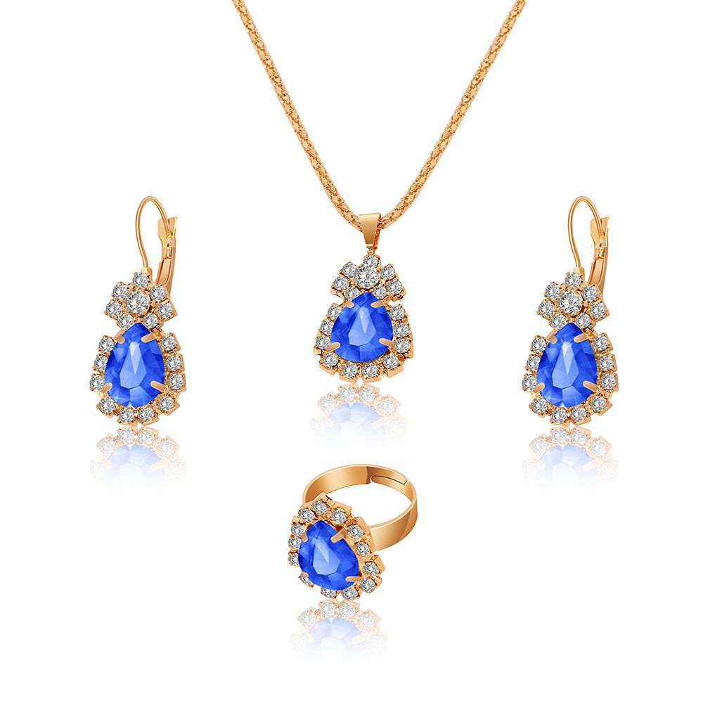 Un ensemble de bijoux avec des zircones cubiques