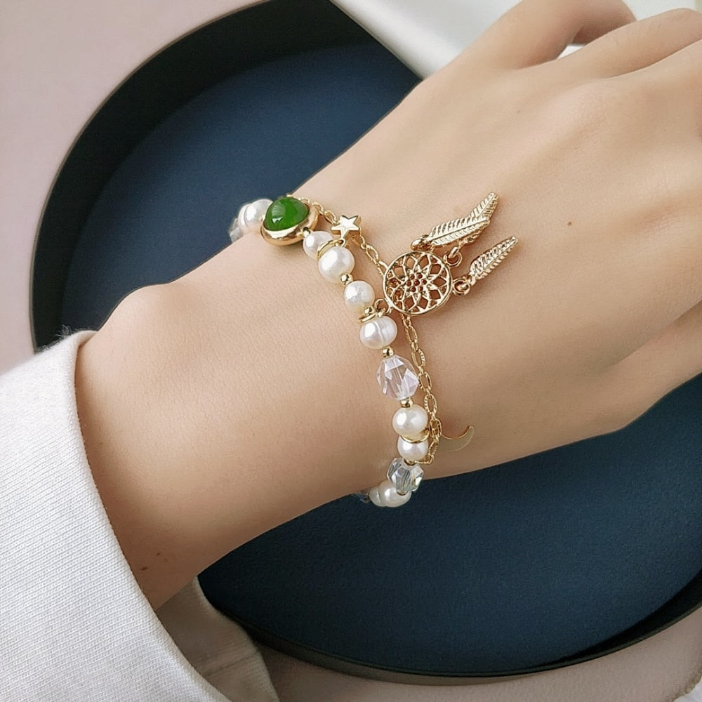 Bracelet avec un pendentif en forme d'attrape-rêves