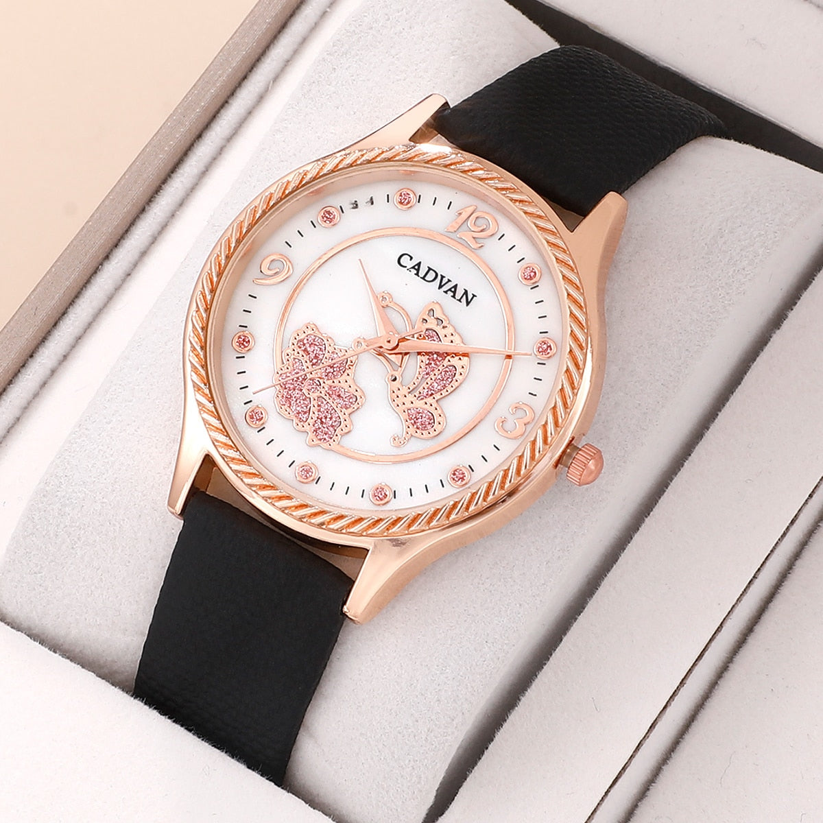 Montre pour femmes avec un motif de papillon