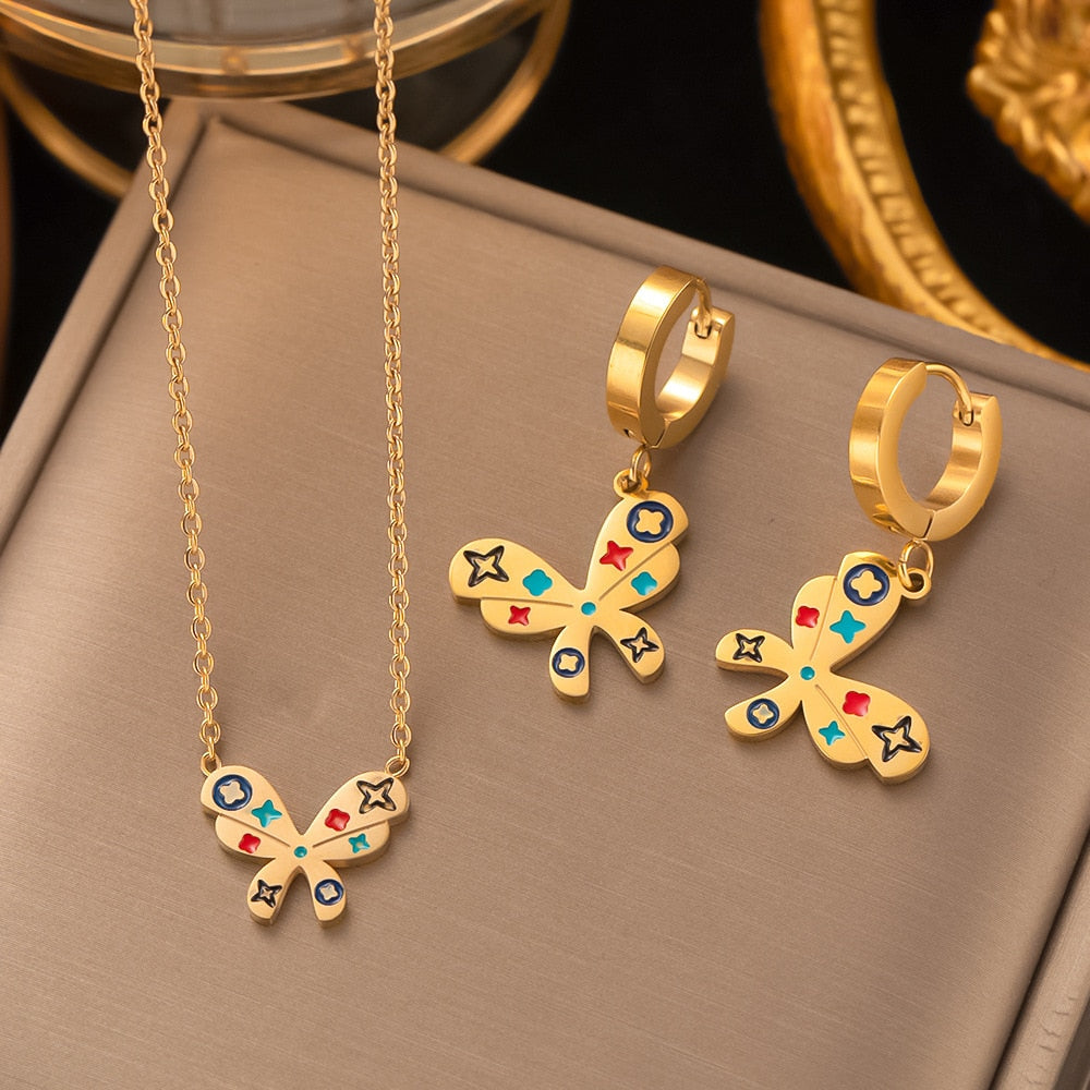 Un ensemble de bijoux avec des papillons