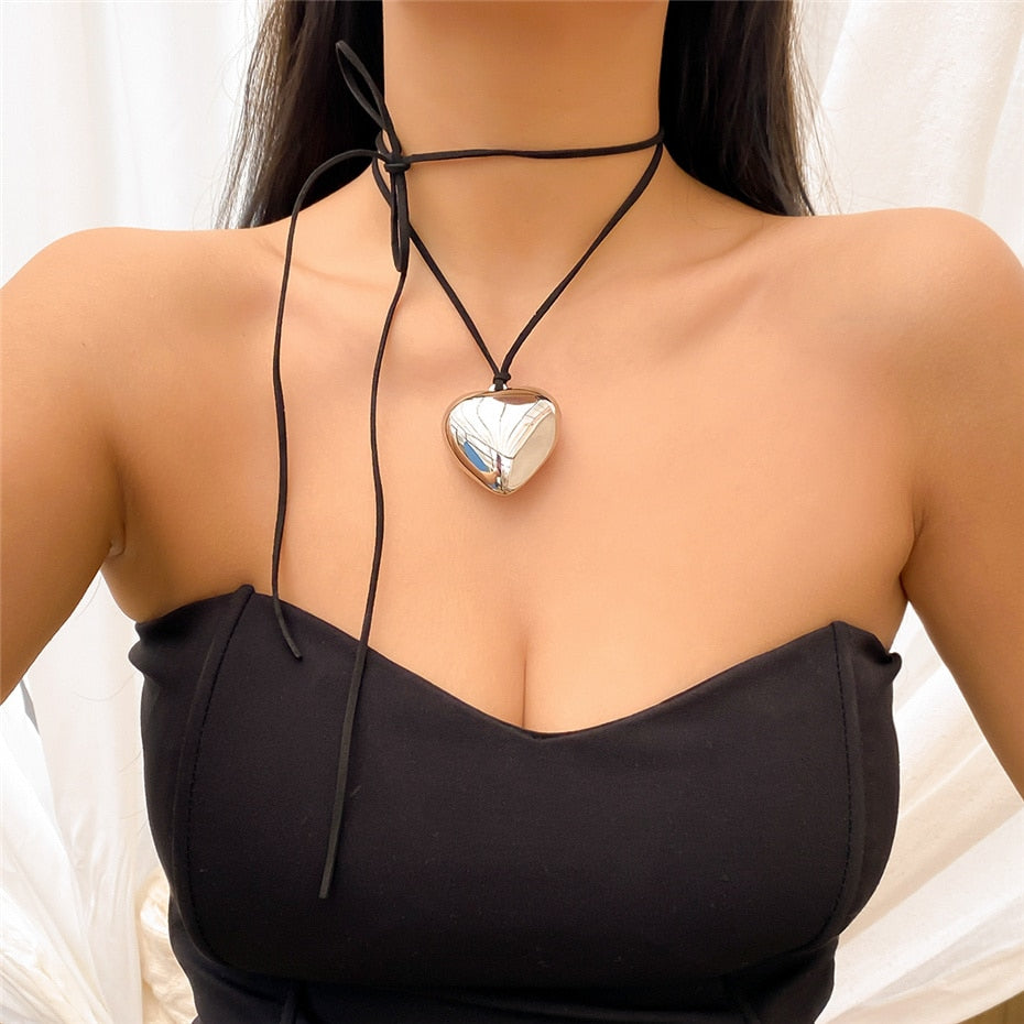 Collier ras du cou avec un cœur