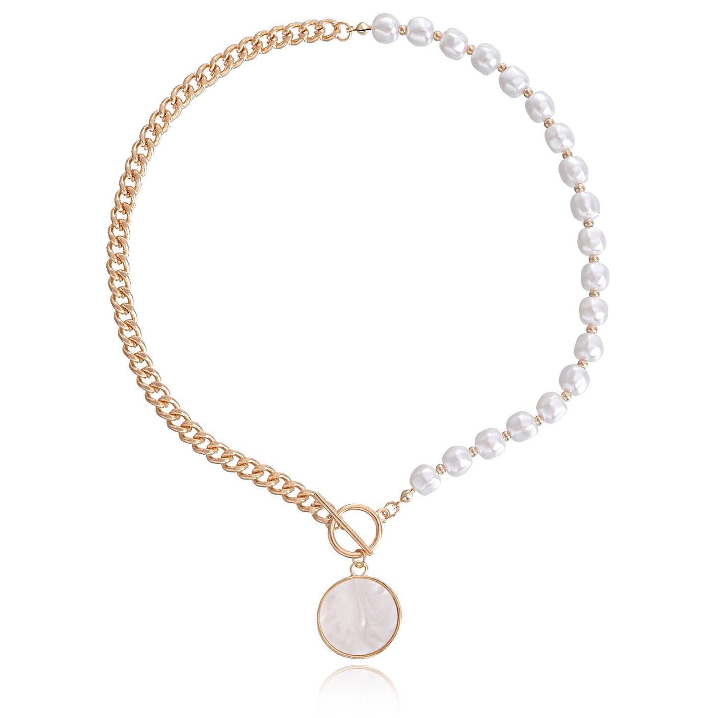 Collier en perles d'imitation avec un pendentif rond