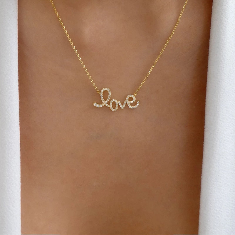 Collier délicat avec une inscription