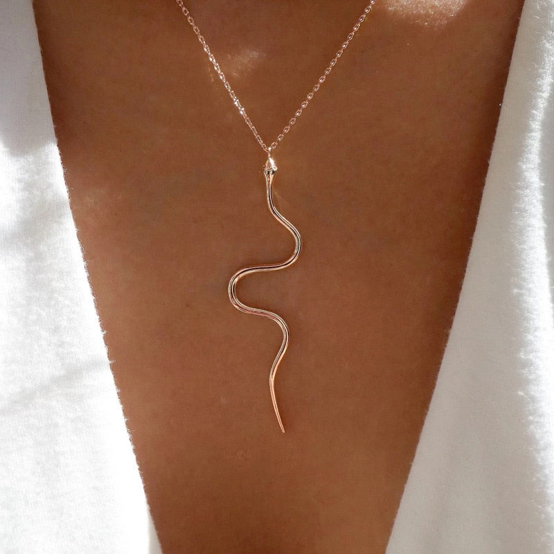 Collier avec pendentif motif serpent