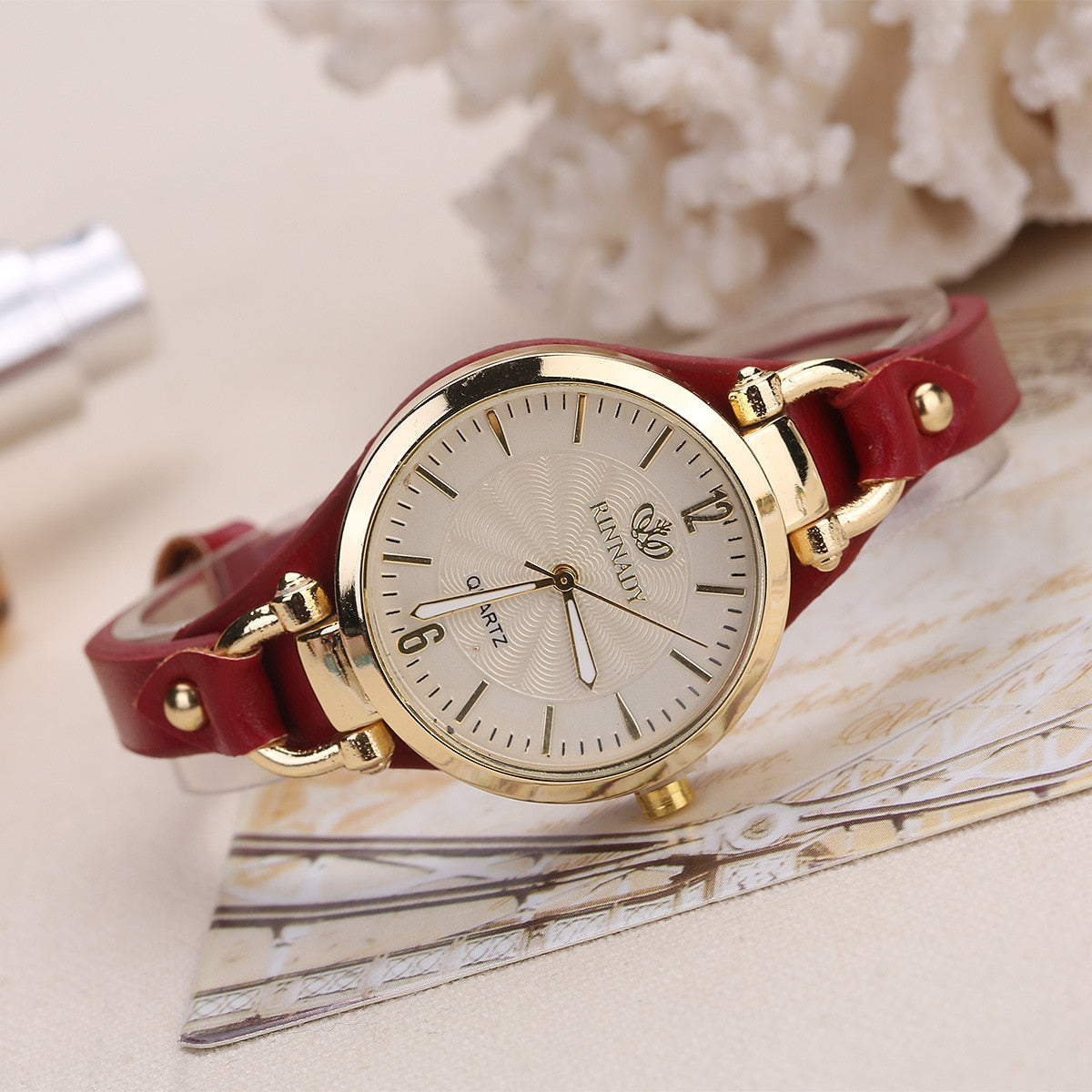 Montre pour dames sur un bracelet fin
