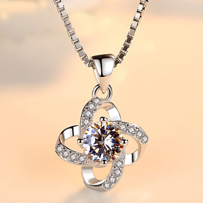 Collier avec un pendentif brillant
