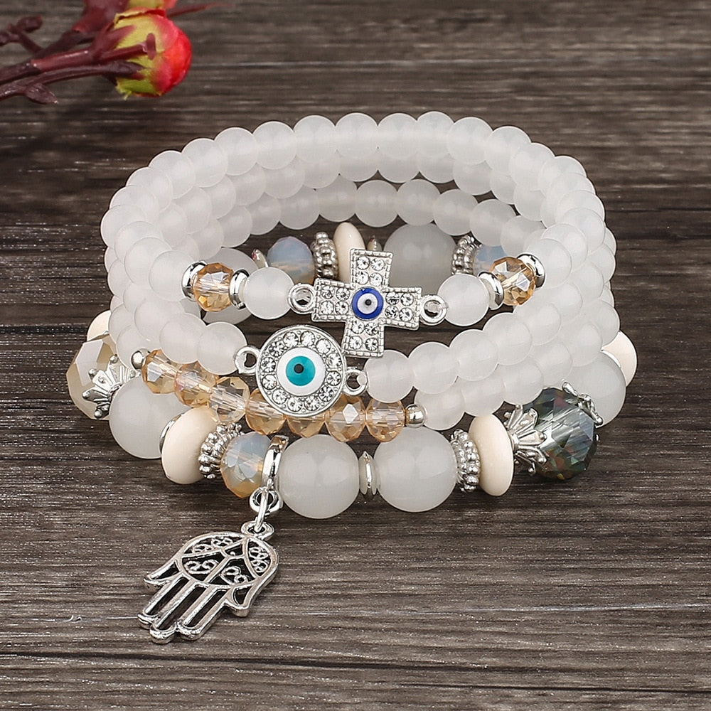 Un ensemble de bracelets en perles