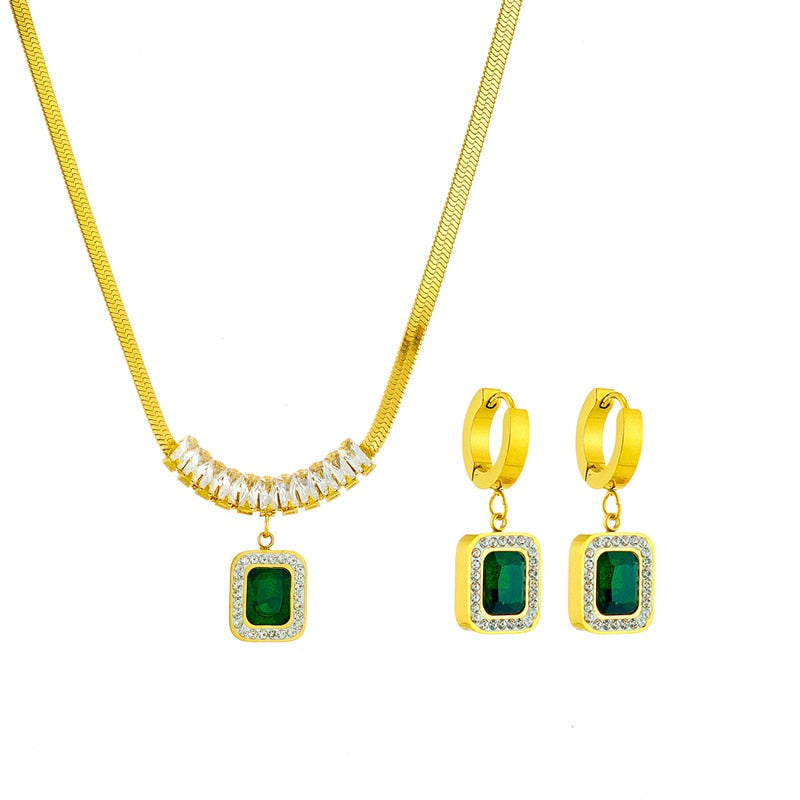 Un ensemble de bijoux avec de gros zircones cubiques