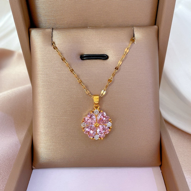 Collier avec un motif floral