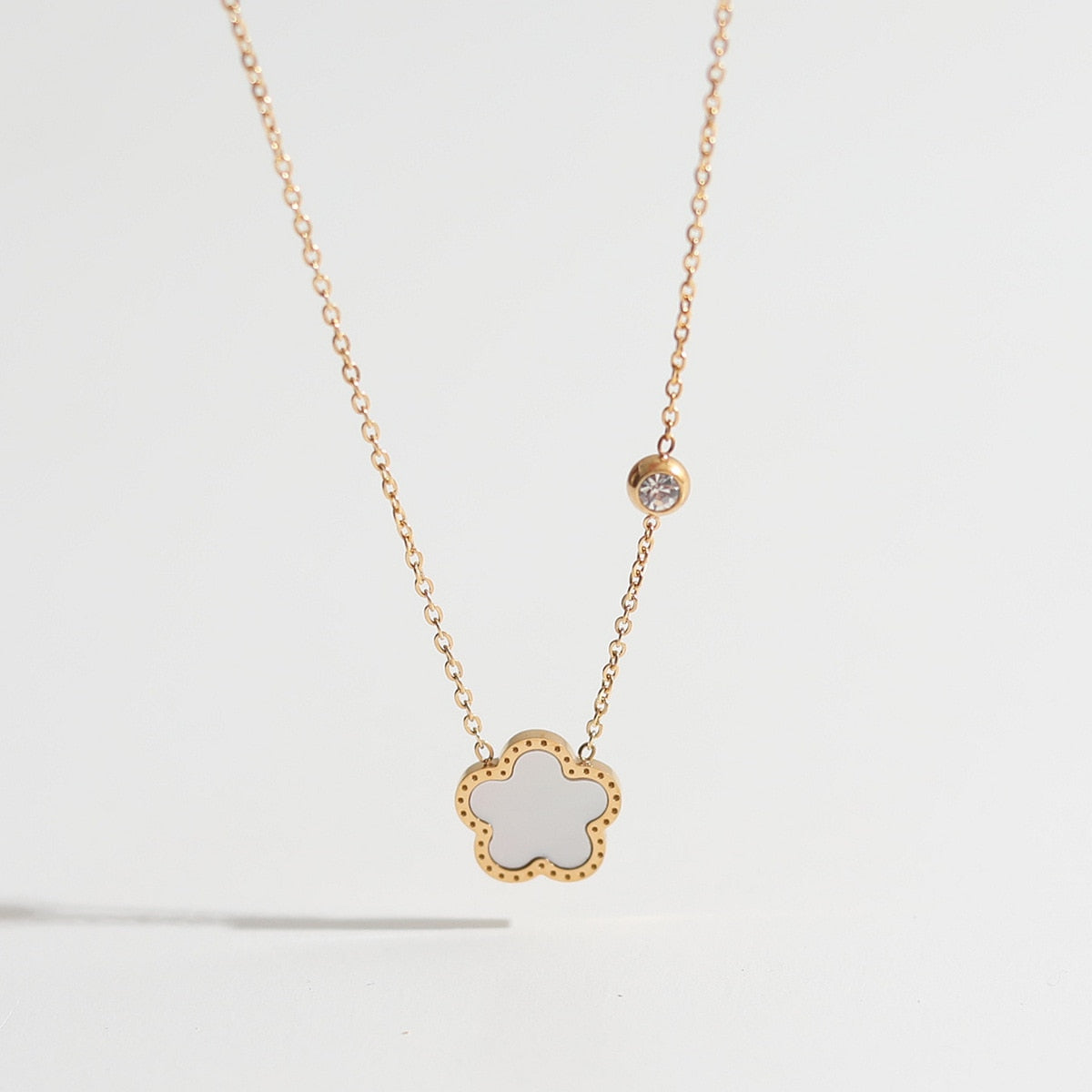 Collier avec fleur colorée et zircon