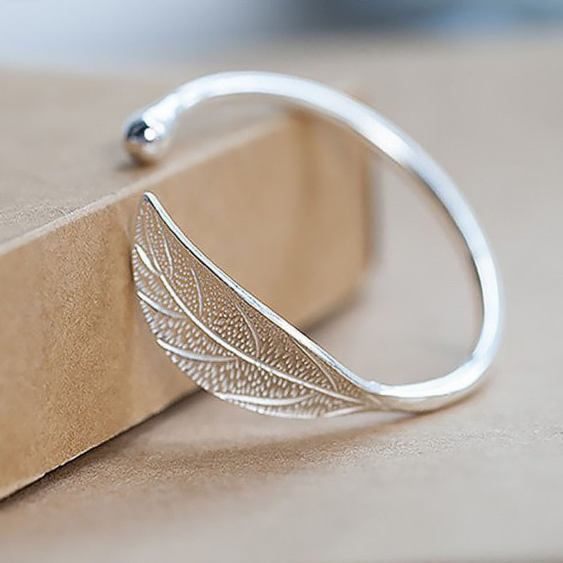 Bracelet en forme de feuille ouverte