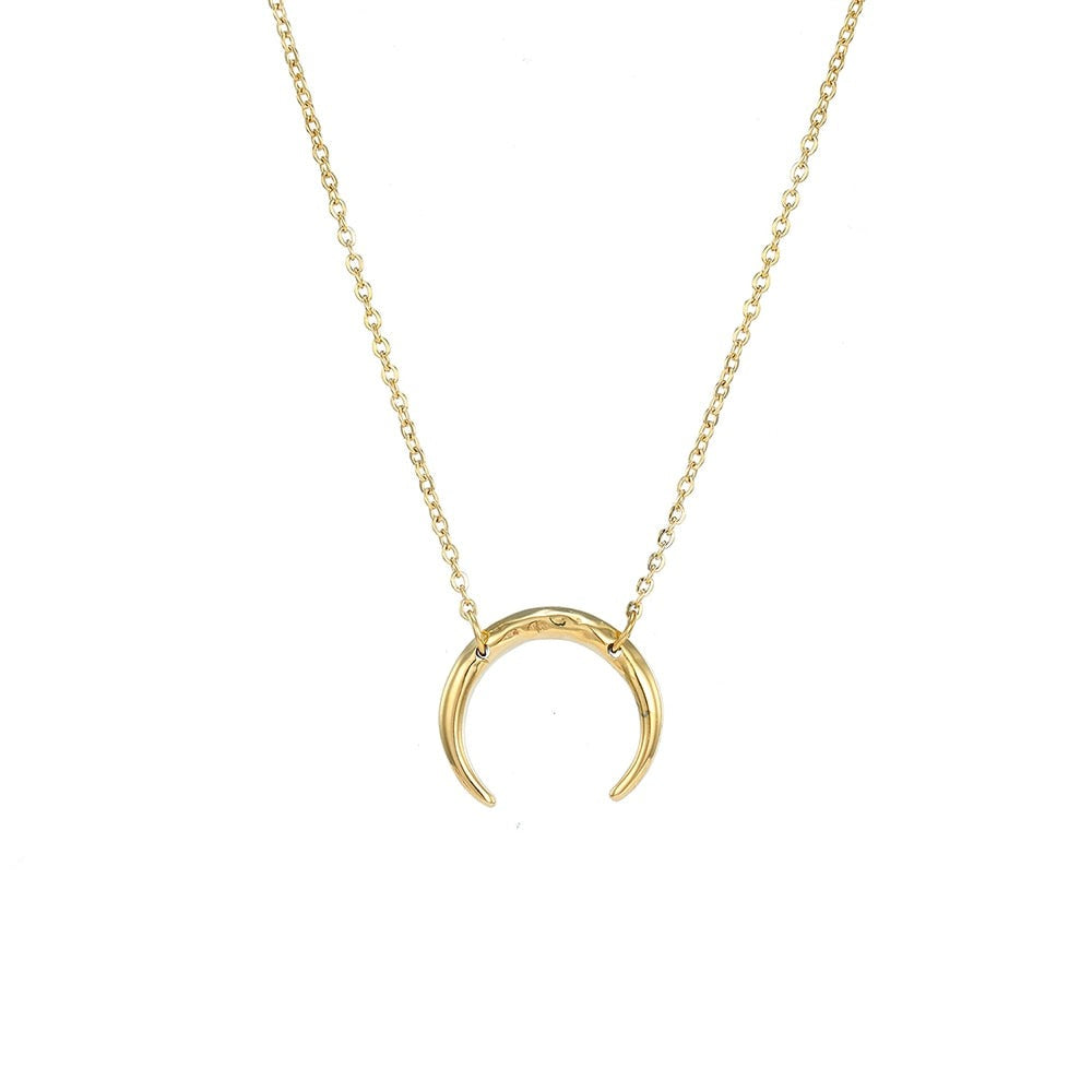 Collier avec un pendentif en forme de lune