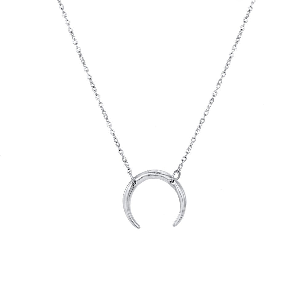 Collier avec un pendentif en forme de lune
