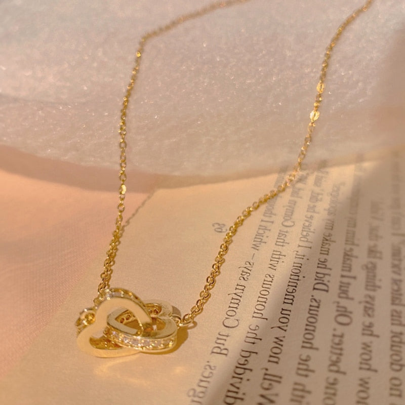 Collier avec un pendentif en forme de cœurs connectés