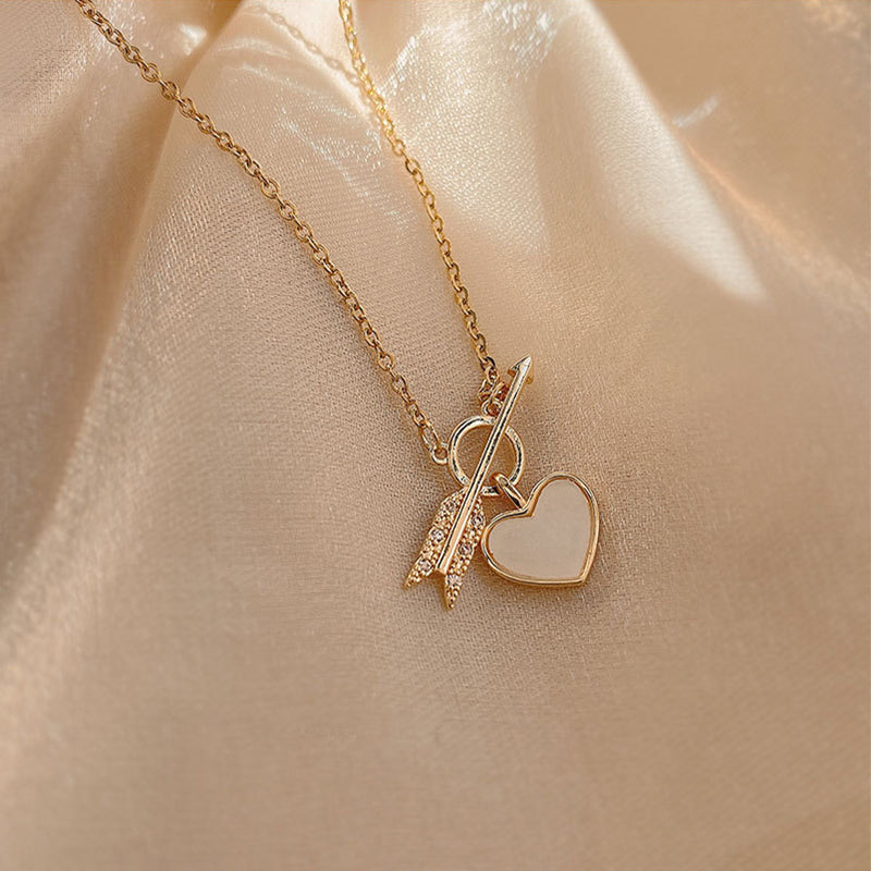 Collier avec un pendentif en forme de cœur et de flèche
