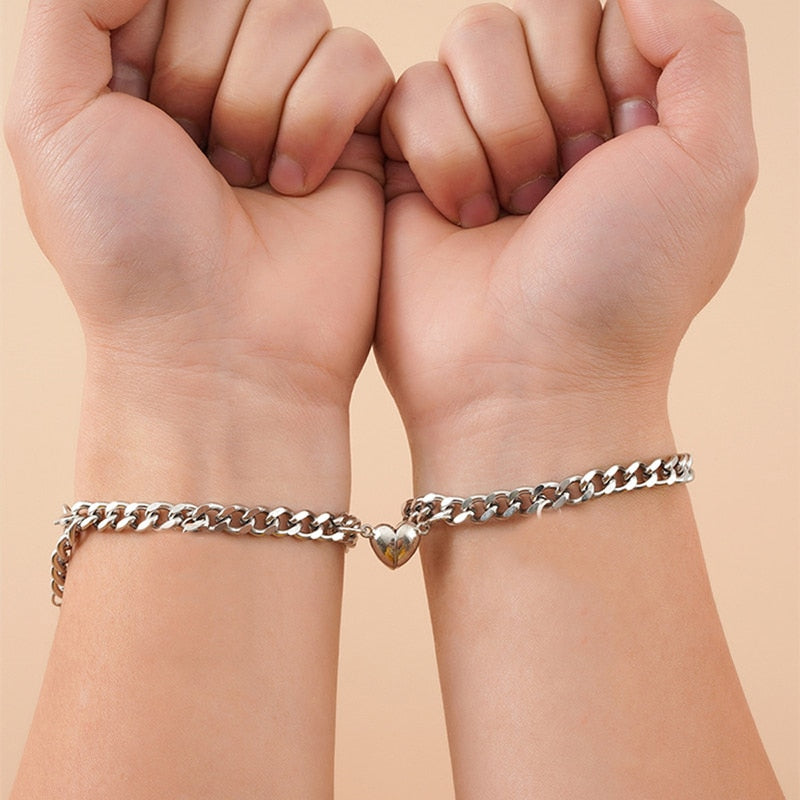 Un ensemble de bracelets en forme de cœur