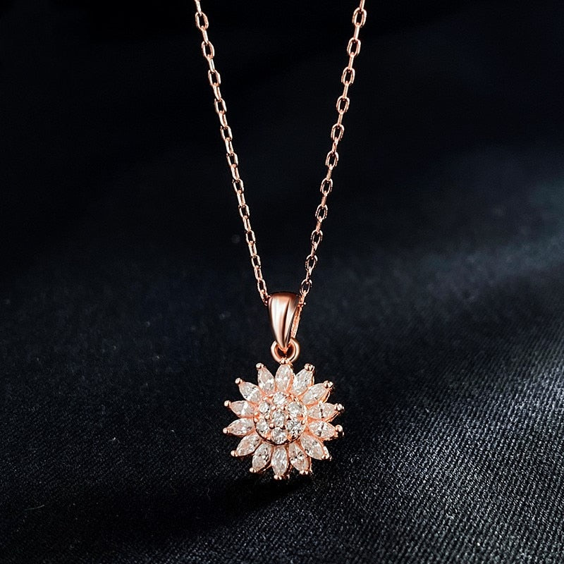 Collier avec un pendentif en forme de soleil
