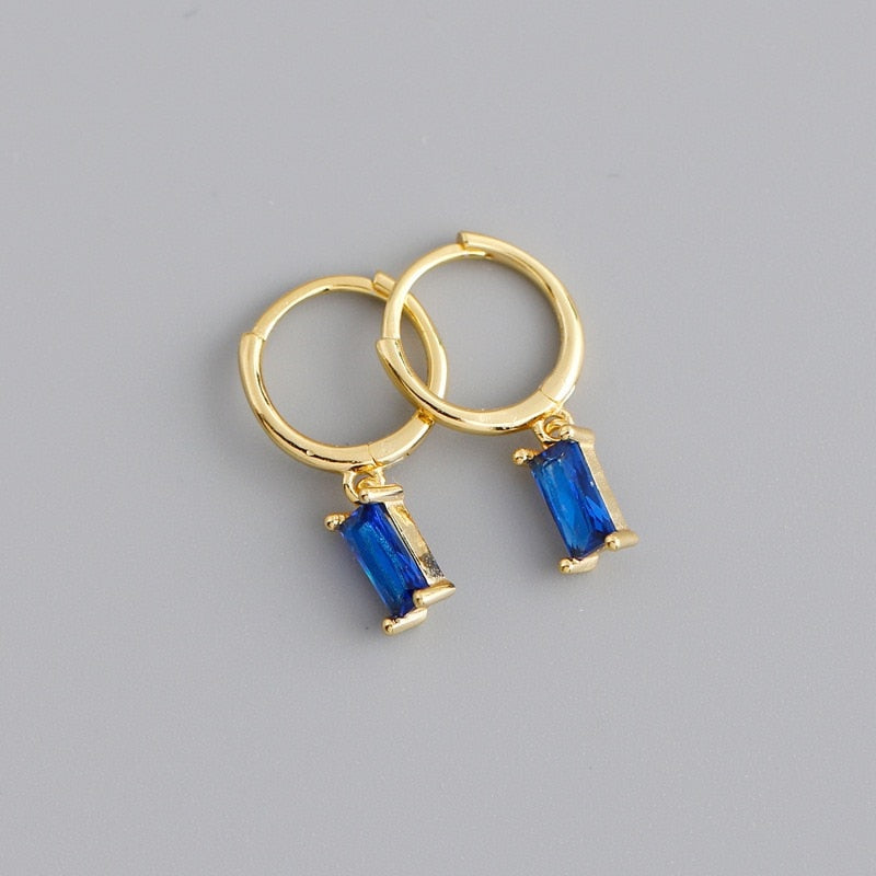 Boucles d'oreilles rondes avec des zircones cubiques pendantes