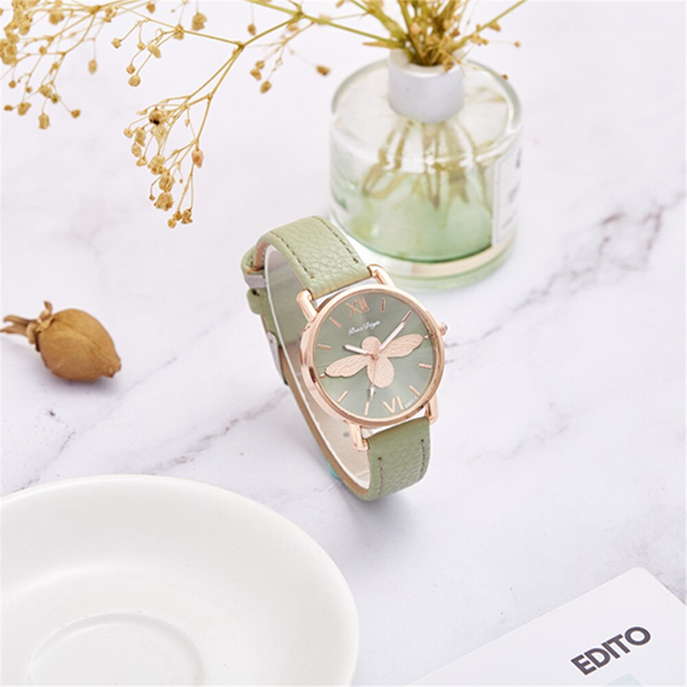 Montre pour dames avec motif d'abeille.