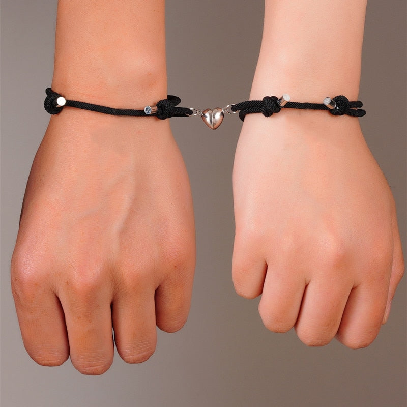 Un ensemble de bracelets en forme de cœur