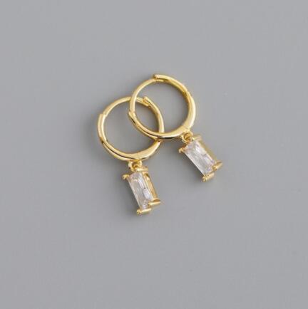 Boucles d'oreilles rondes avec des zircones cubiques pendantes