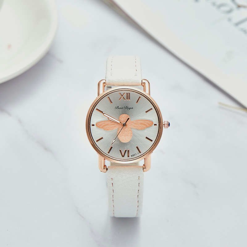 Montre pour dames avec motif d'abeille.