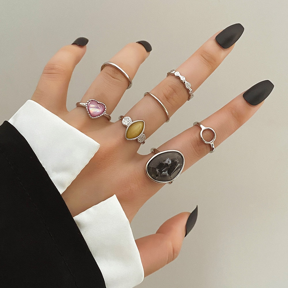 Un ensemble de bagues avec des pierres colorées