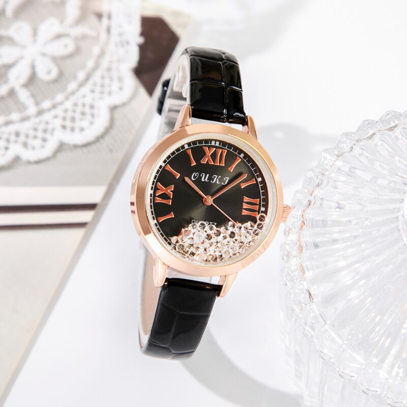 Montre pour femmes avec des cristaux décoratifs sur le cadran