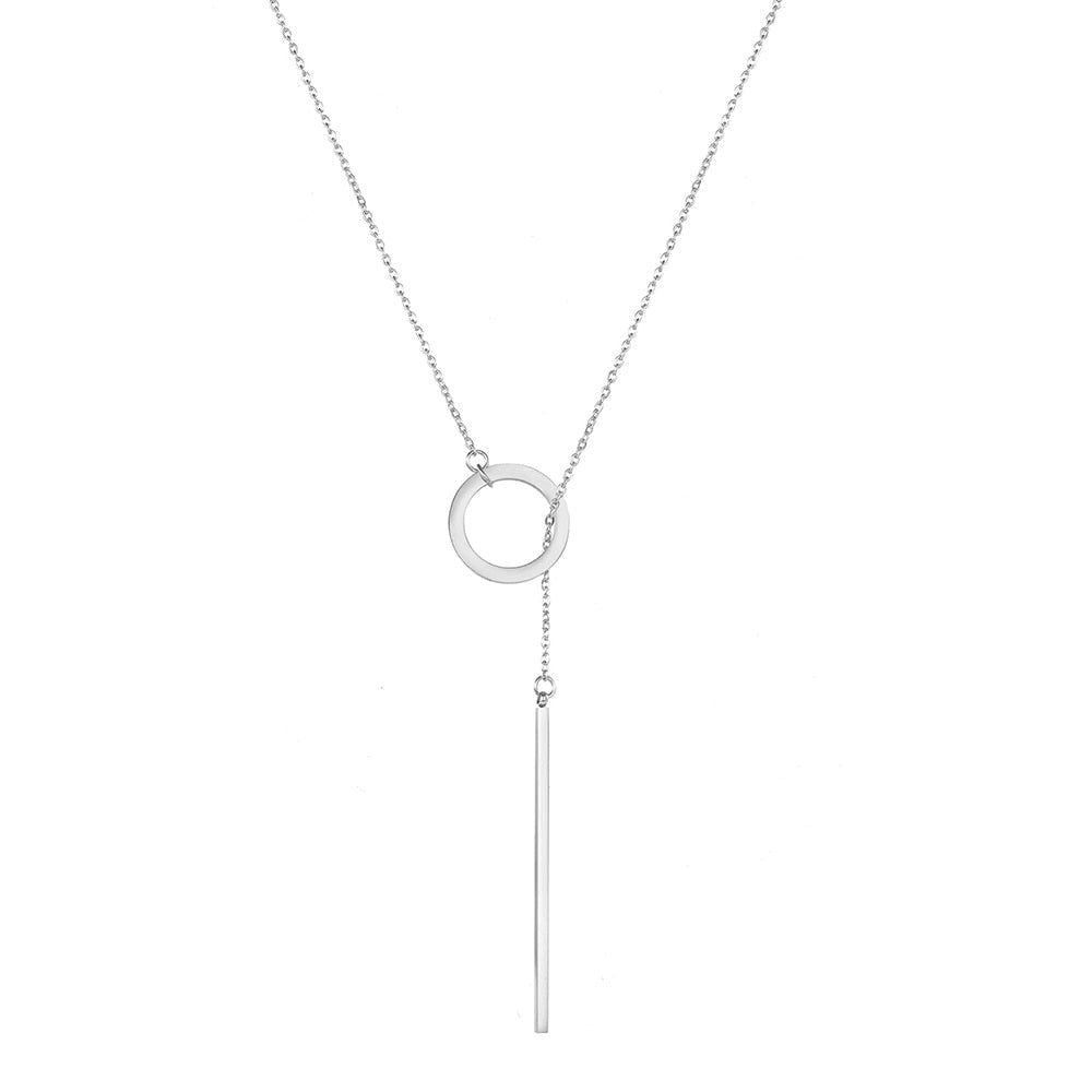 Collier long avec un pendentif rond