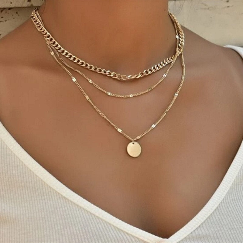 Collier triple avec un pendentif rond