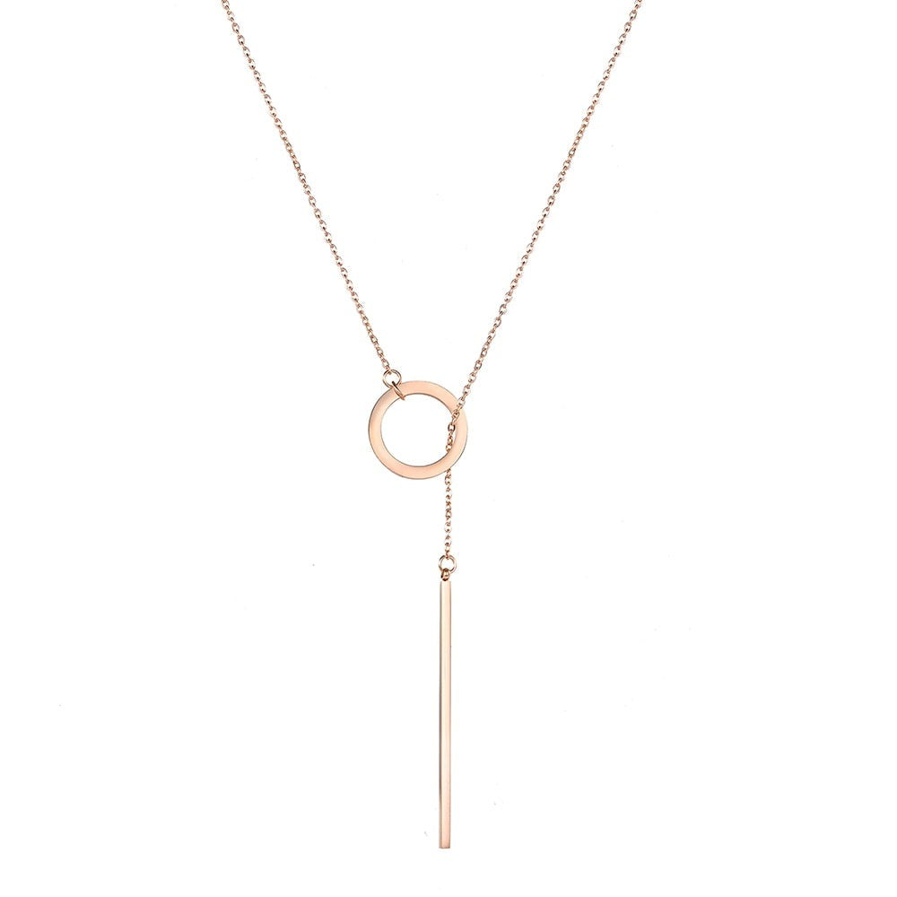 Collier long avec un pendentif rond