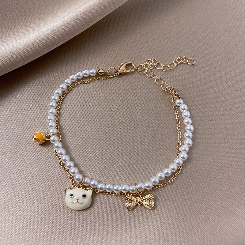 Bracelet avec un pendentif en forme de chat