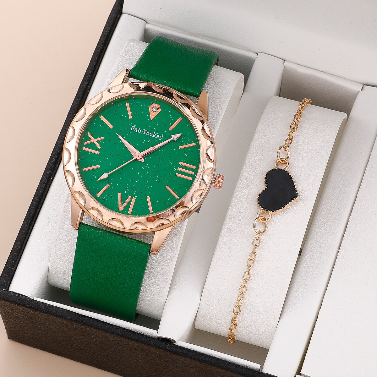 Montre pour femmes avec accents dorés sur le bracelet