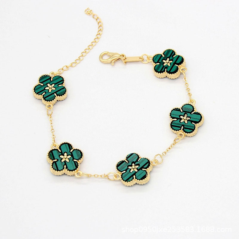 Bracelet avec des fleurs colorées