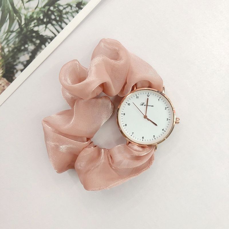 Montre pour dames avec un bracelet en chouchou