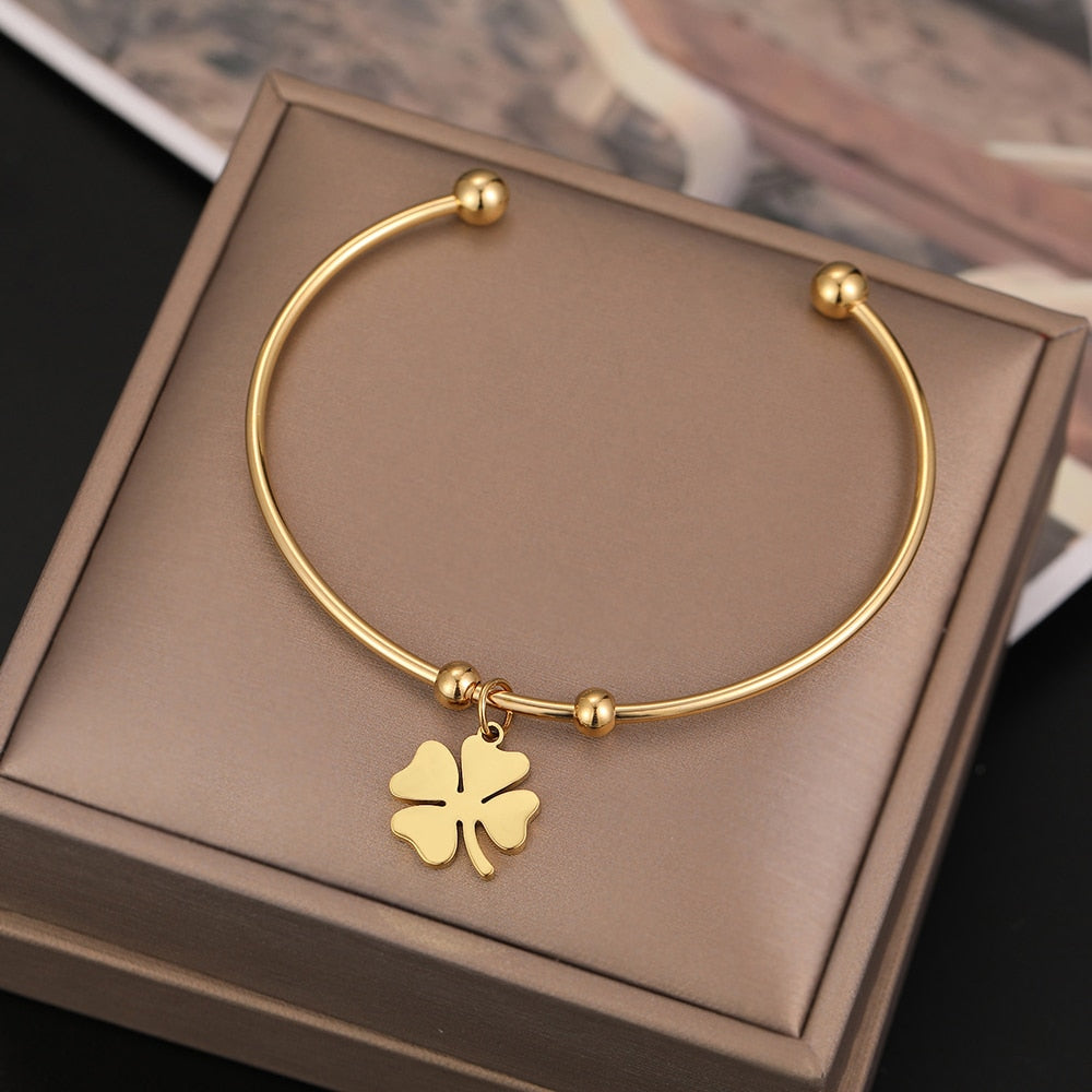 Bracelet ouvert avec un trèfle à quatre feuilles