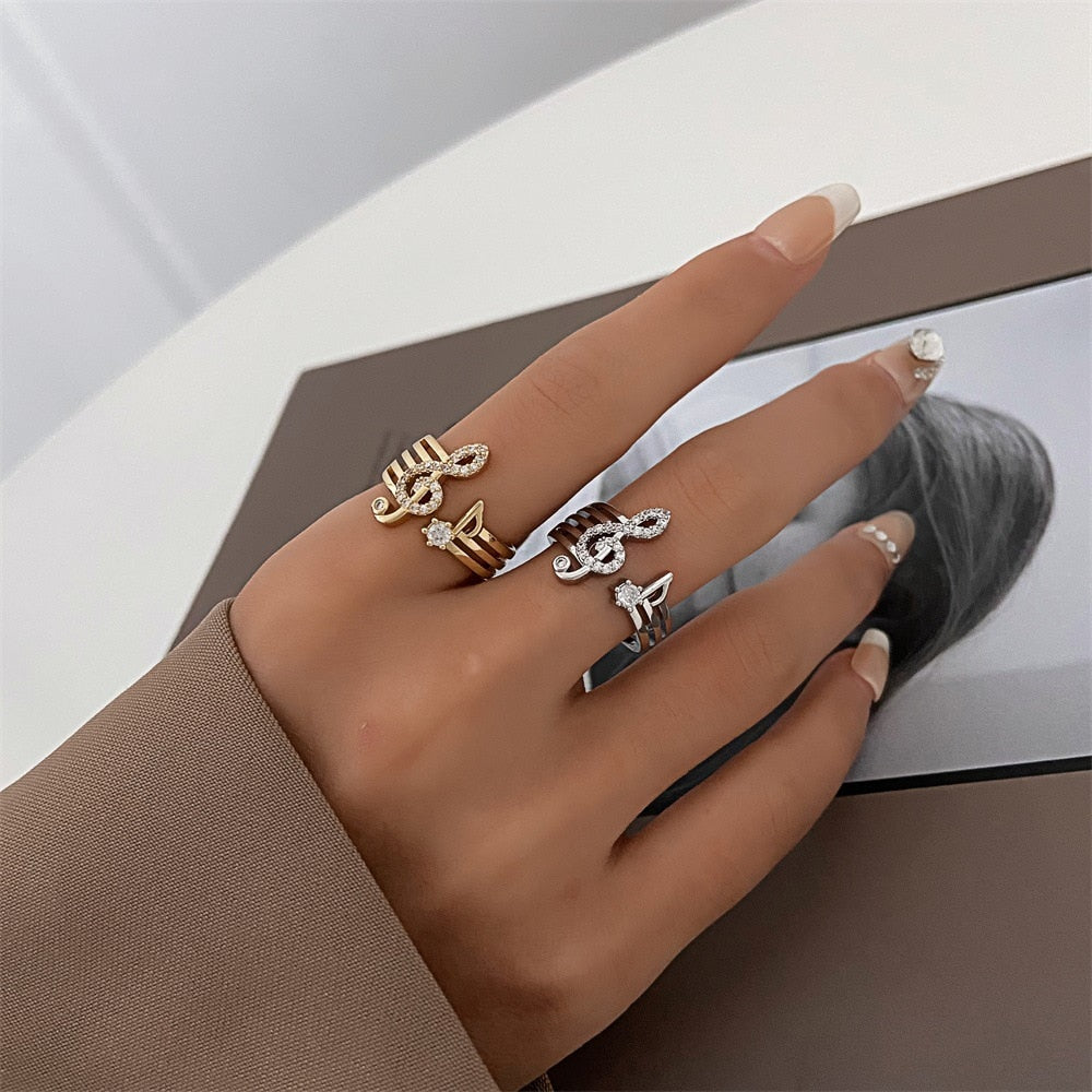 Une bague brillante avec une clé de sol