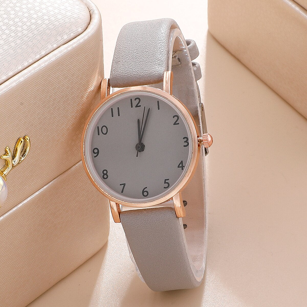 Montre classique pour femmes avec un bracelet