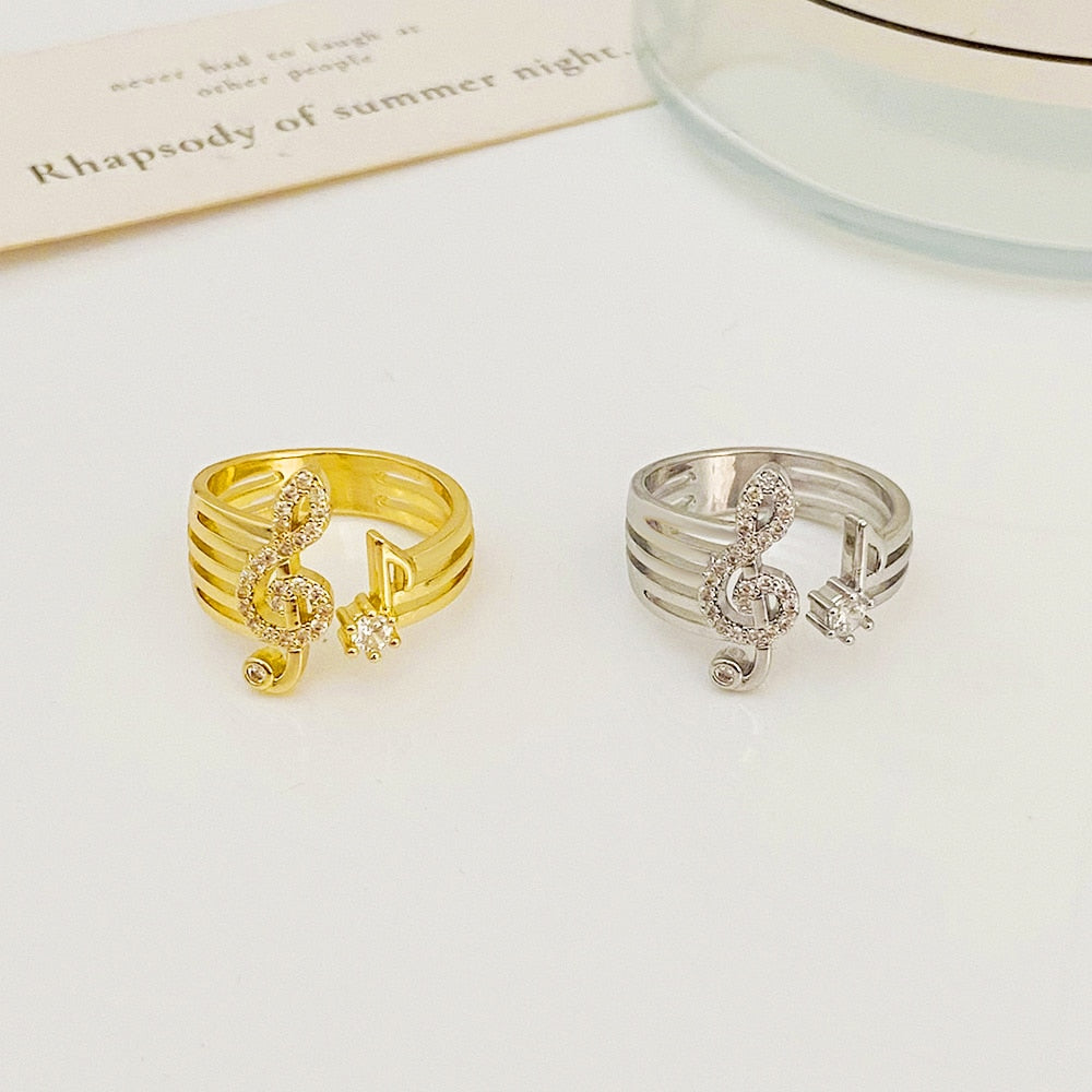 Une bague brillante avec une clé de sol