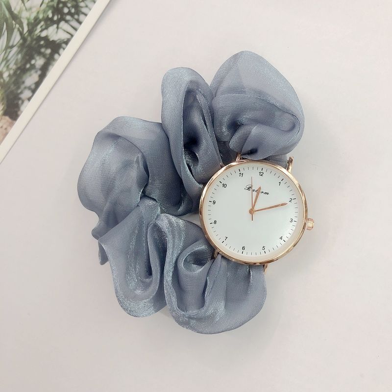 Montre pour dames avec un bracelet en chouchou