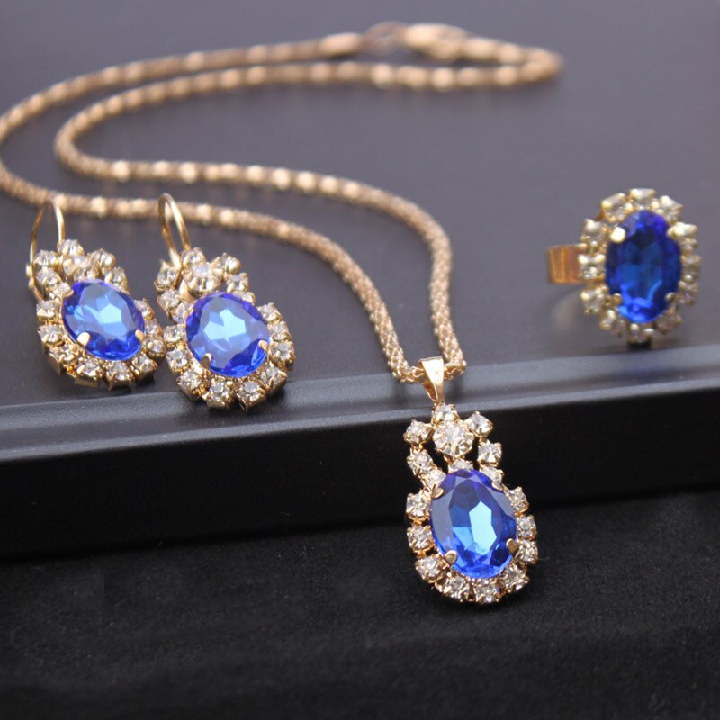 Un ensemble de bijoux avec des zircones cubiques