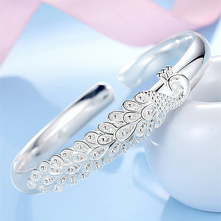 Bracelet en argent avec un motif de paon