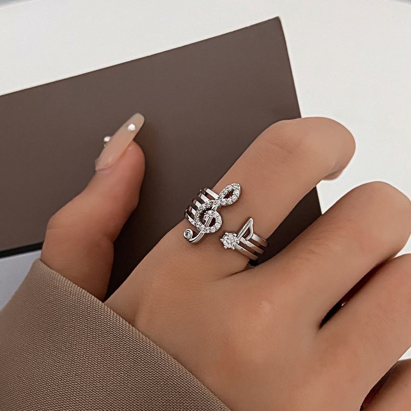 Une bague brillante avec une clé de sol