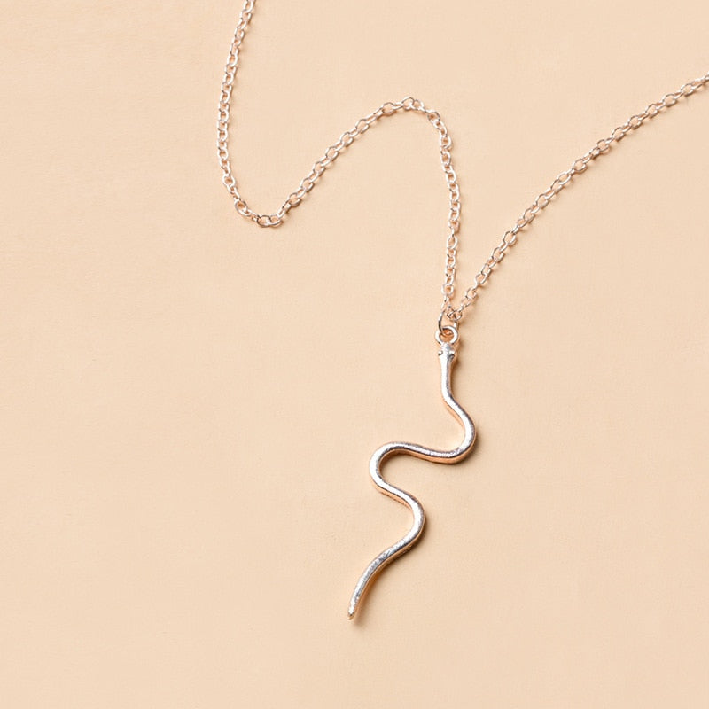 Collier avec pendentif motif serpent