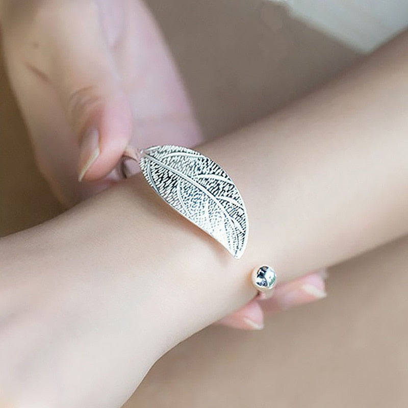Bracelet en forme de feuille ouverte